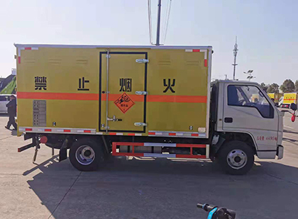 延长爆破器材运输车工人安全操作规范与智能技术保障